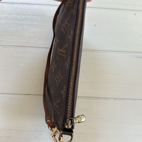 Louis Vuitton Pochette Monogram - Picture 6 of 8